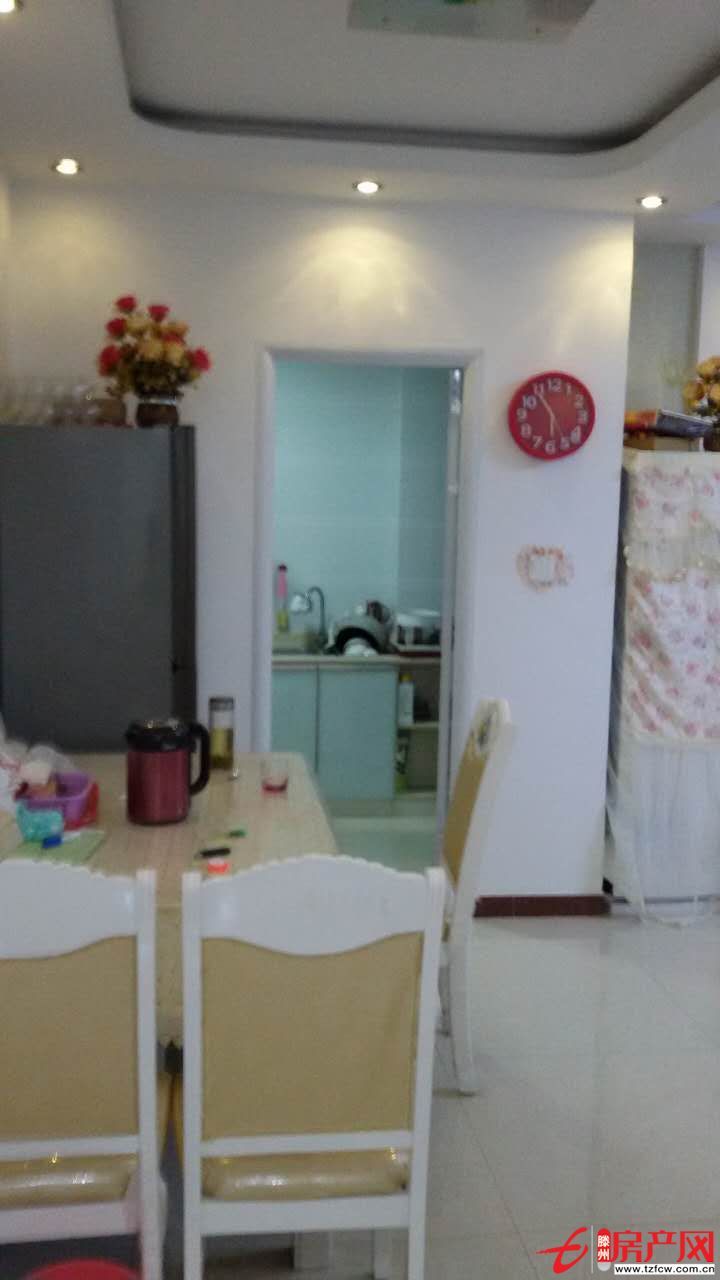 該房為新房南戶，精裝修，兩梯三戶，位于荊河?xùn)|路路南。