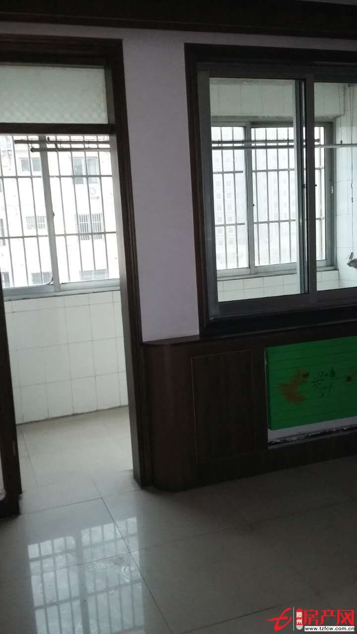 此房房產(chǎn)證已滿五年，三室朝陽，校區(qū)房