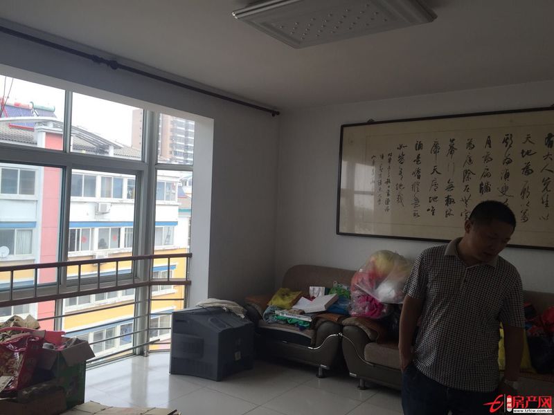 美明嘉苑三室一廳，帶閣樓車(chē)庫(kù)，