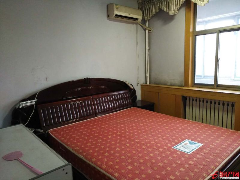 荊河北岸，前面無(wú)遮擋，陽(yáng)臺(tái)上可觀荊河夜景景色。拎包入住。