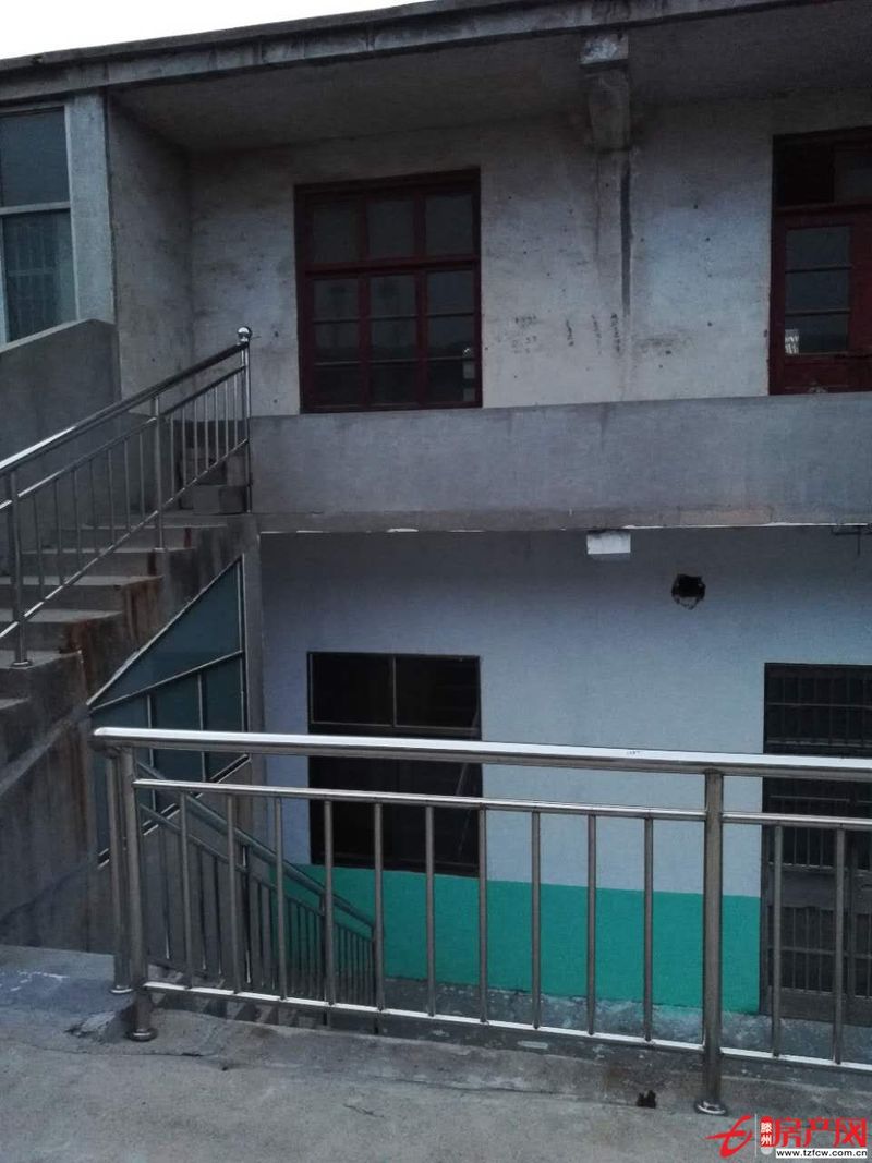 滕州市荊河街道金城小區(qū)西區(qū)北門民政局宿舍獨(dú)院上下六間獨(dú)院