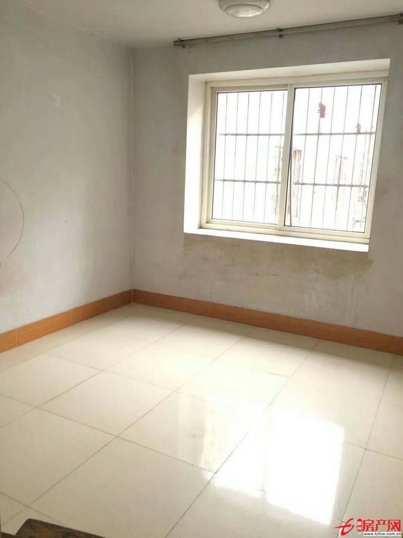 房產(chǎn)中介，龍泉苑二樓，三室一廳，簡(jiǎn)裝，可貸款