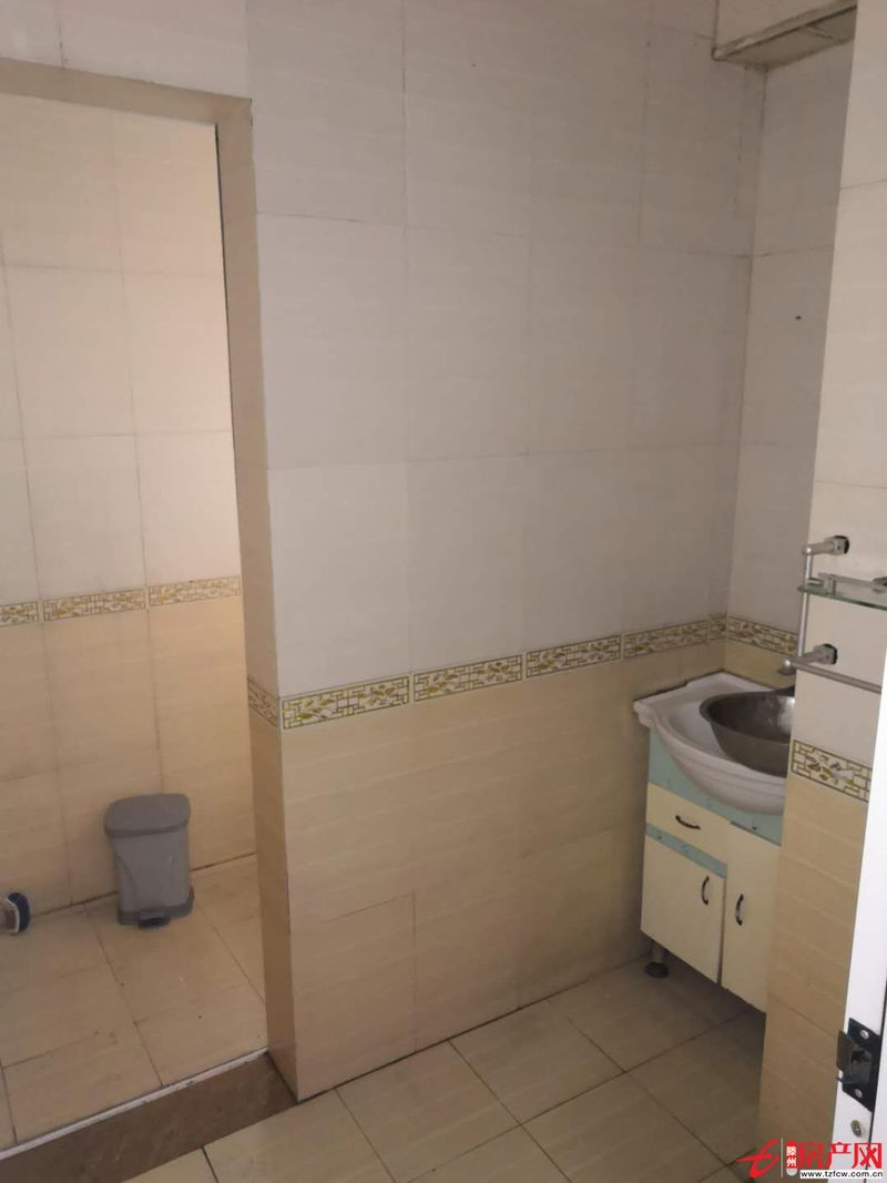 鴻福佳苑，多層，帶車(chē)庫(kù)和儲(chǔ)藏室，中等裝修，新證，配合可貸款。