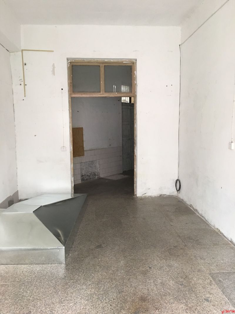 滕州市杏壇東路門頭房出租，臨街商鋪，有市場(chǎng)、客流旺