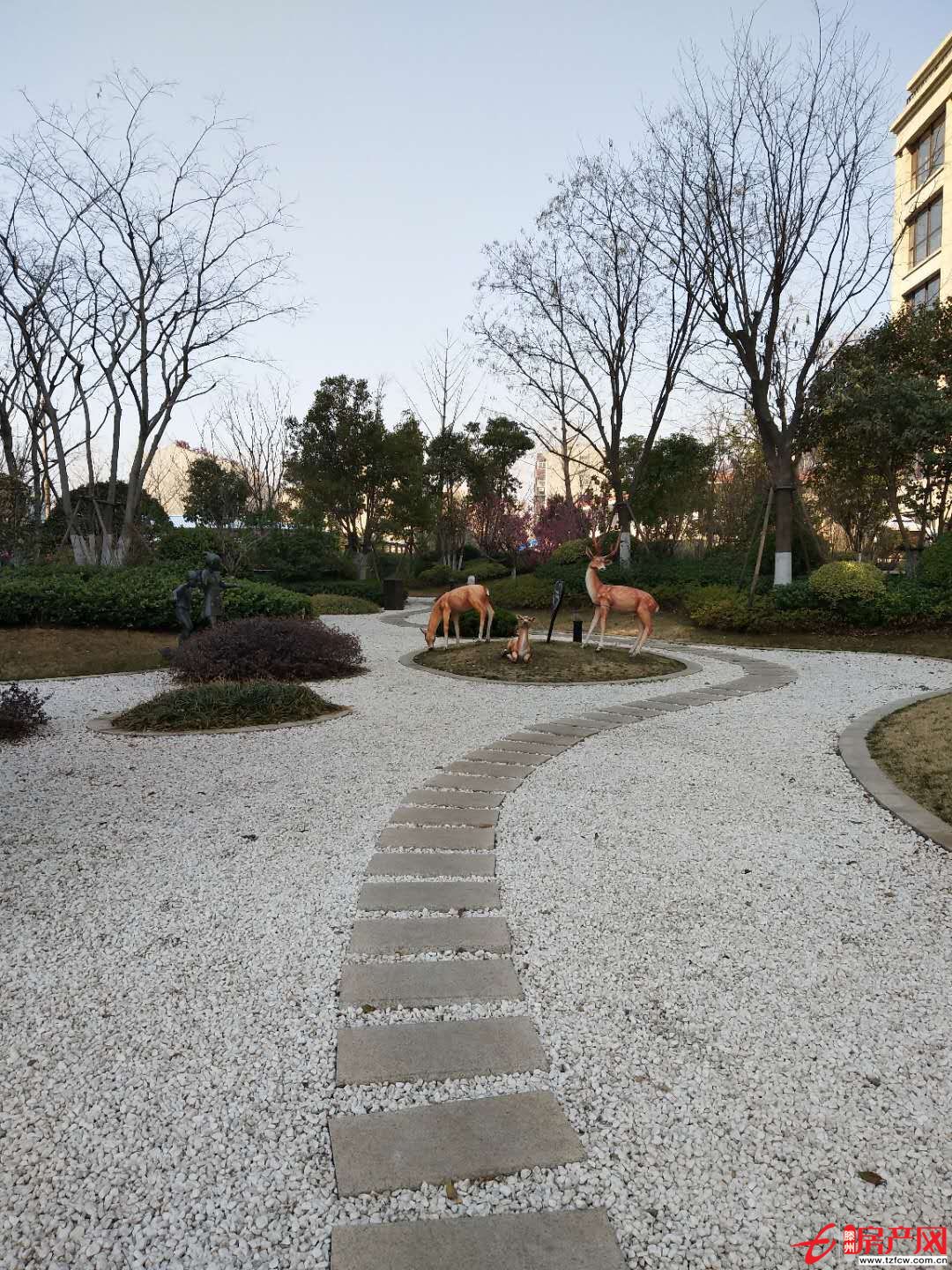 麗都水岸齊脊頂曬東 三室簡(jiǎn)裝 拎包即住 證滿(mǎn)五年可貸款