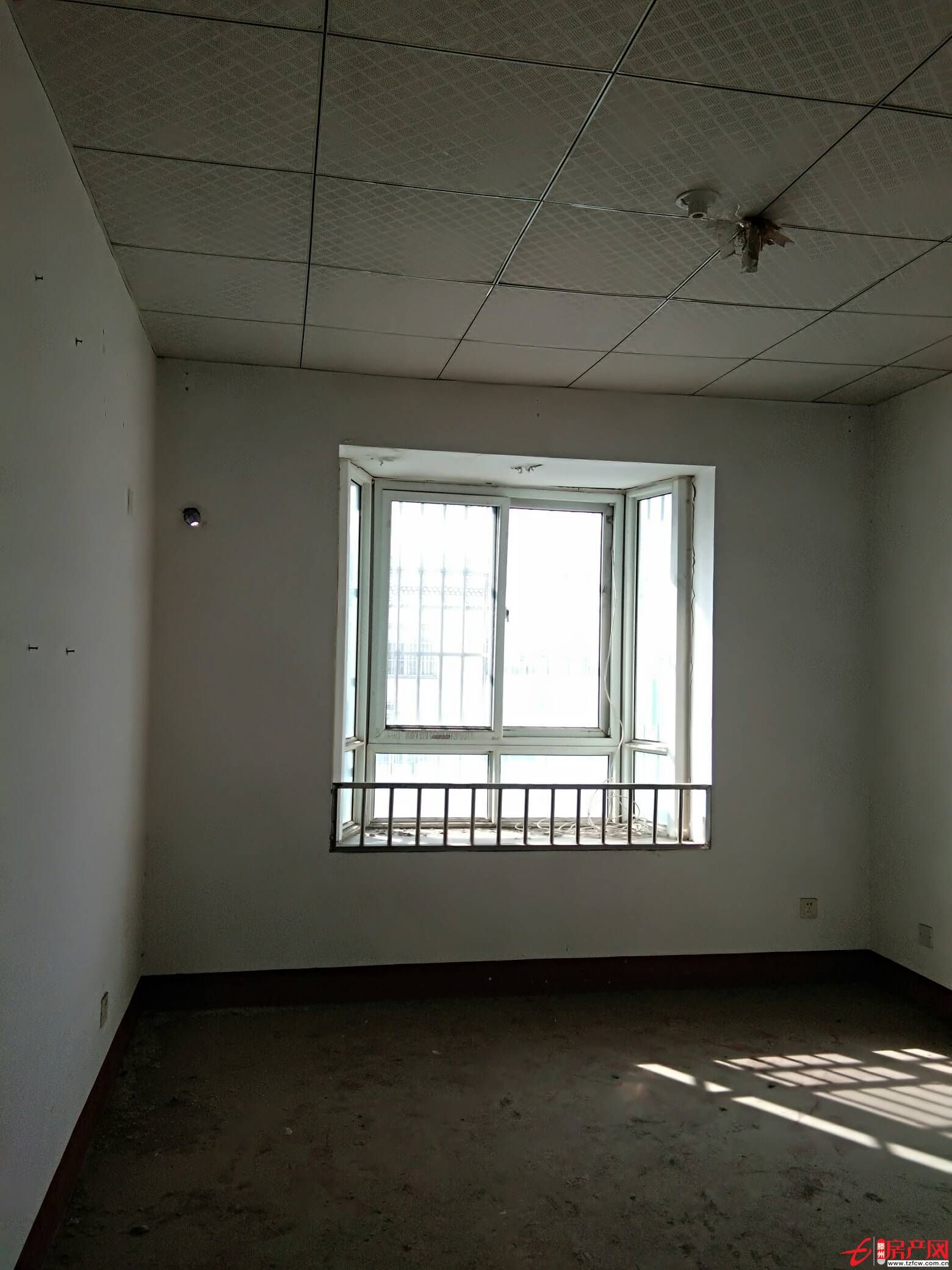 麗都水岸東區(qū)，多層六樓齊脊頂，毛坯，三室兩廳一衛(wèi)，115平全