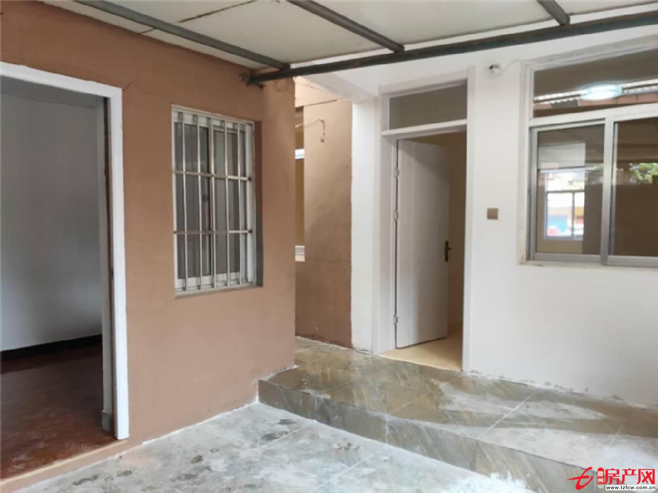 魯東小區(qū)一樓有院子  128平方  有證可貸款