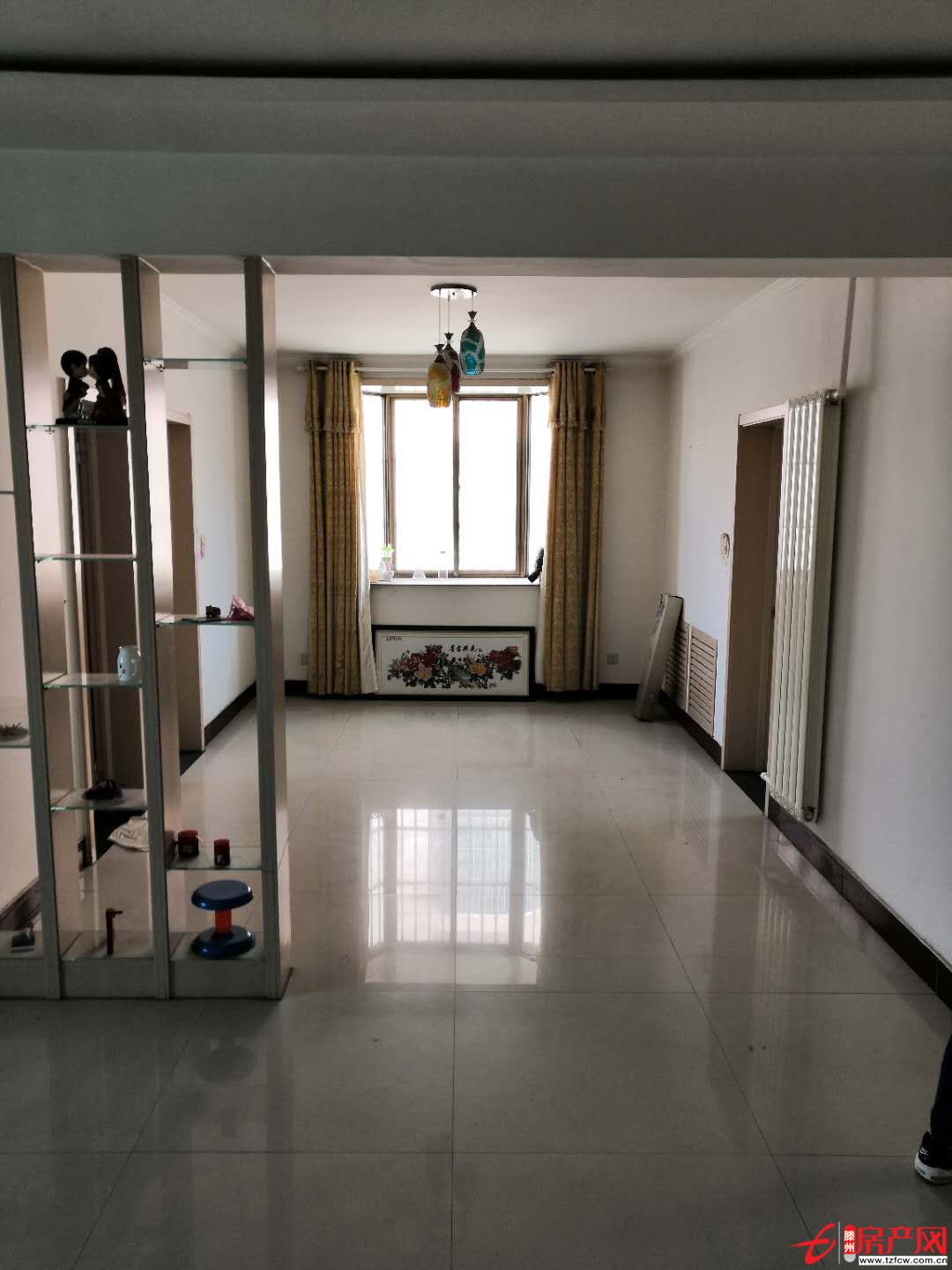 貴和花園二樓，三室朝陽(yáng)空間超大，三室二廳全明戶(hù)型。