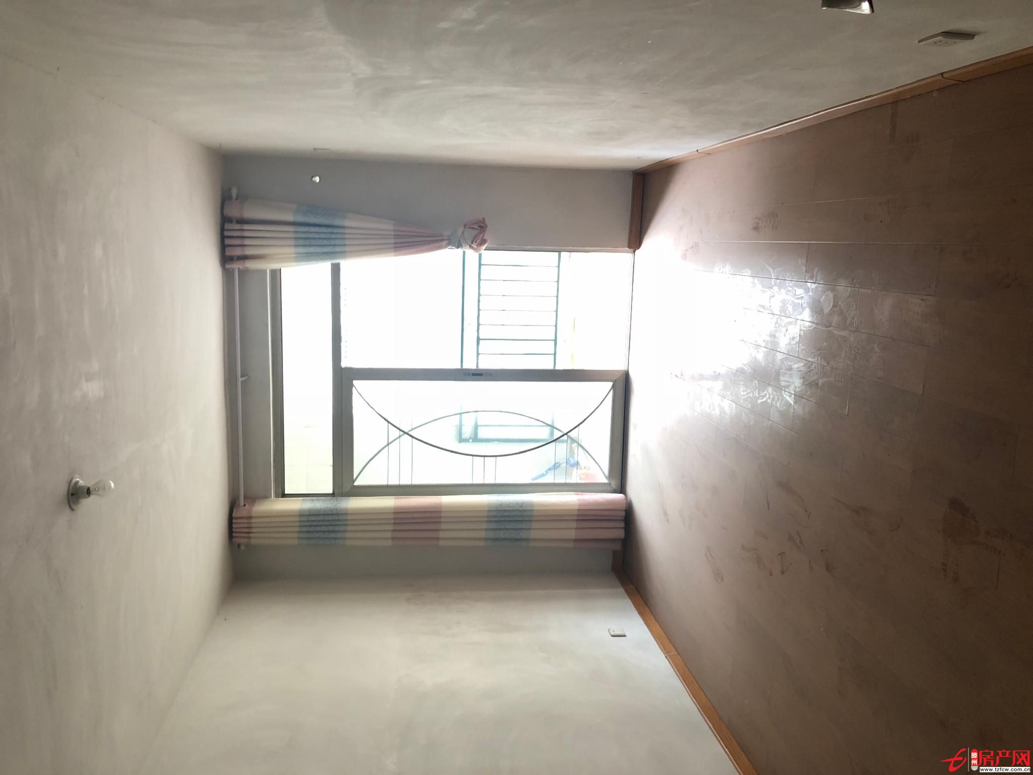 華騰小區(qū) 多層三樓 送地上車庫 證滿5年可貸款 有鑰匙隨時看