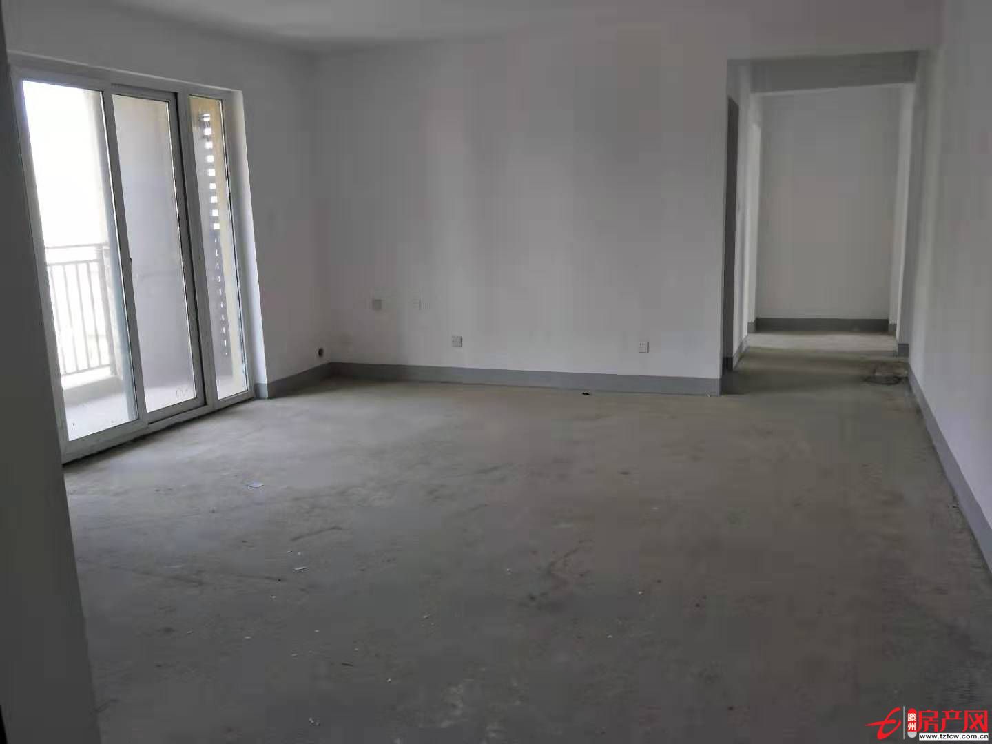 市府旁邊，黃金樓層，南北通透，前無遮擋，幼兒園后