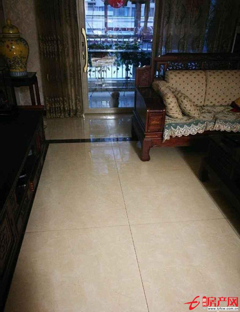 涵翠苑區(qū)多層三樓戶型好，四室兩廳豪華裝修