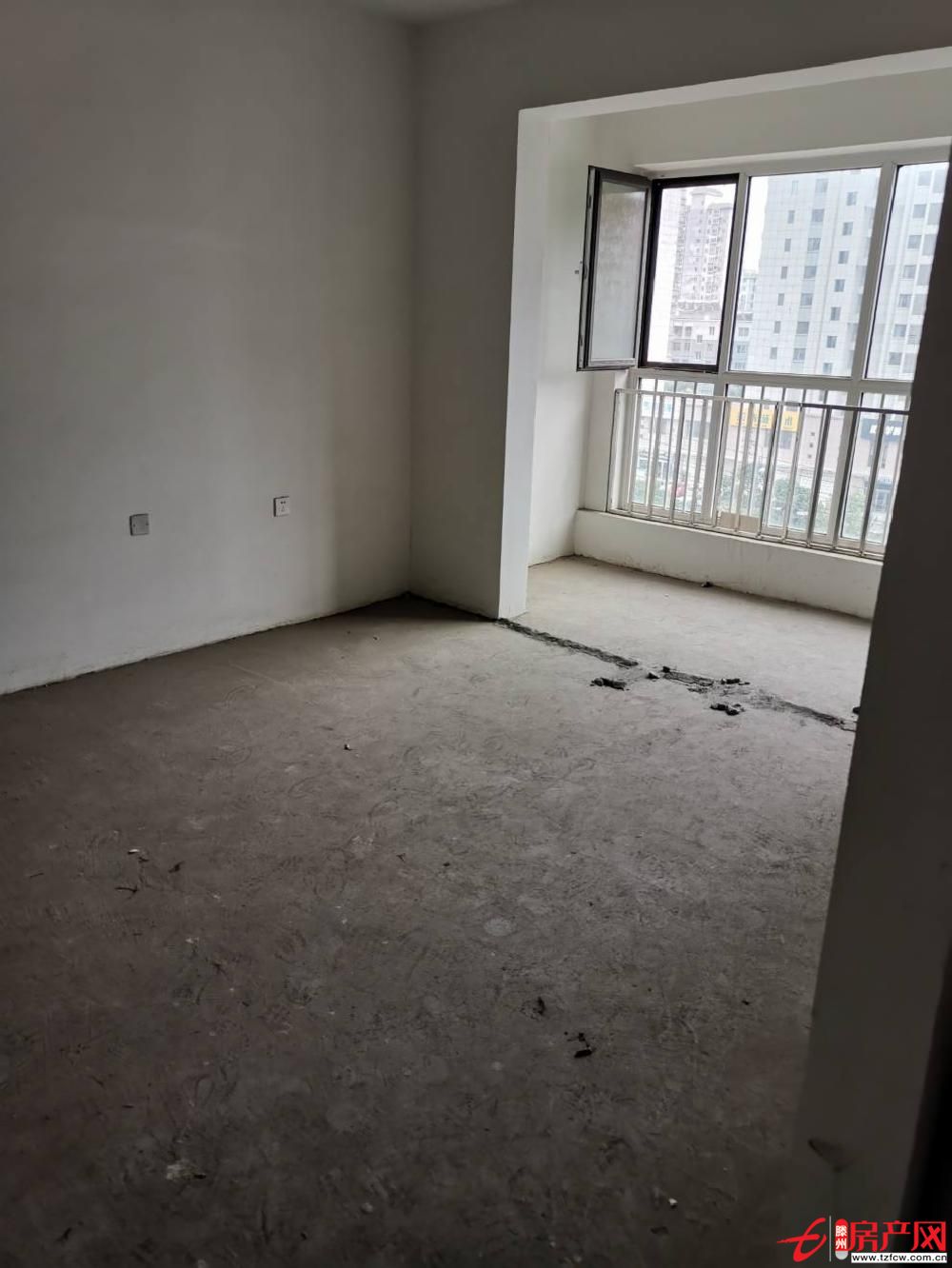 涵翠苑C區(qū)毛坯中間樓層三室，隨時(shí)看房