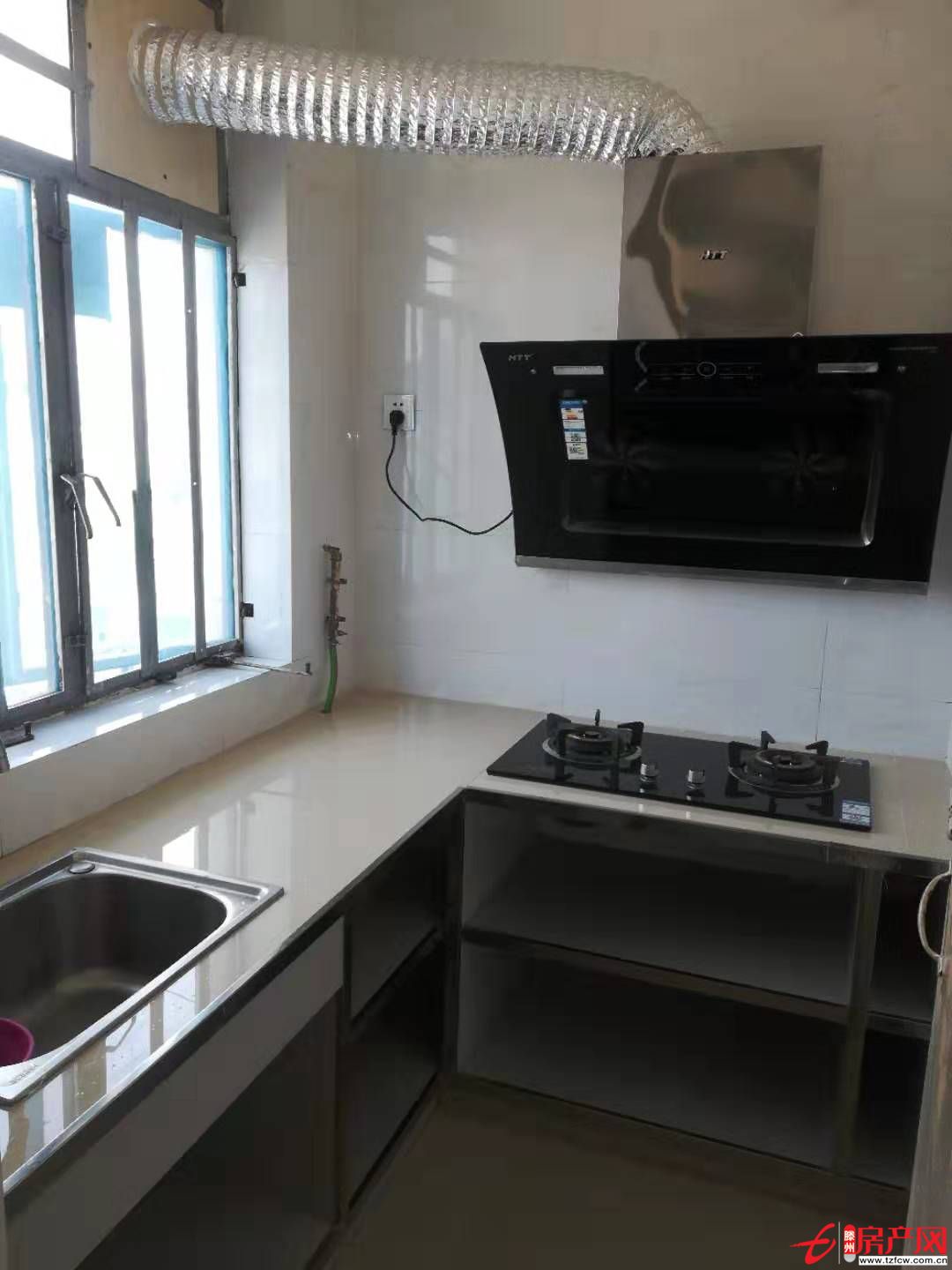 黃金位置，城市中心，新裝修，首次租，設(shè)施全，拎包即住。