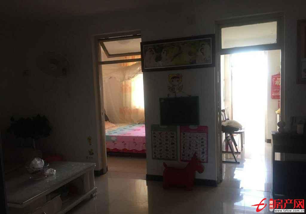 安居小區(qū)南北通透，位置優(yōu)越，送地下室，采光良好