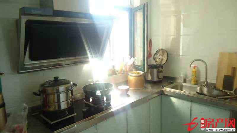 嘉譽(yù)商貿(mào)城三室兩廳精裝修南北通透中間樓層送儲(chǔ)藏室