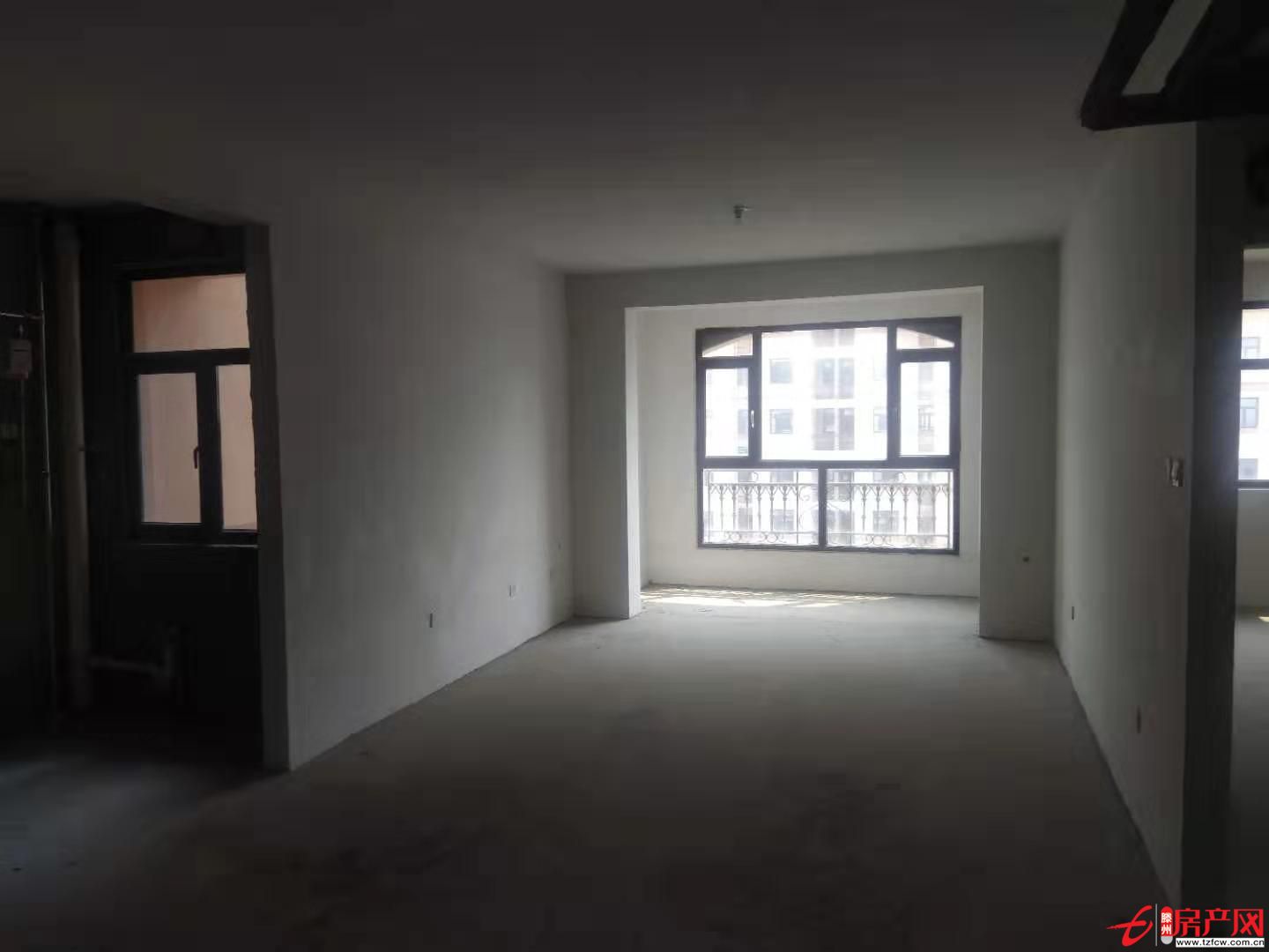 直接寫明，可貸款，隨時走手續(xù)。車位另算，前排