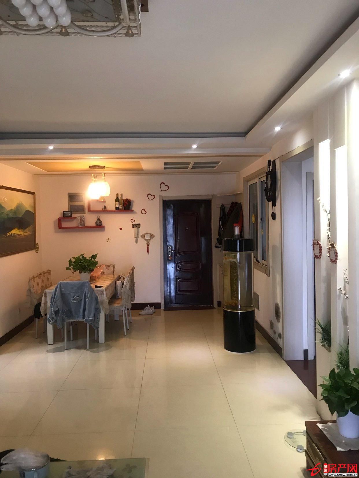 頤和園頂樓。北辛學(xué)區(qū)房小孩上學(xué)方便沒有車位和儲(chǔ)藏室。最好全款