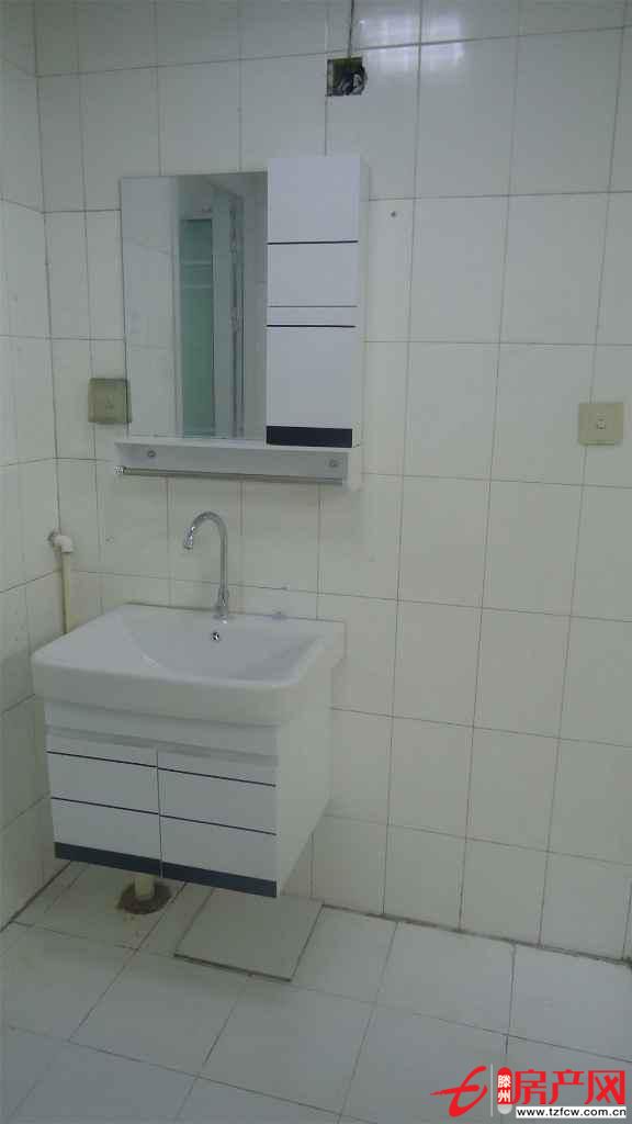 誠信花園三室一廳一衛(wèi)精裝修戶型方正送儲藏室送兩個停車位交通便