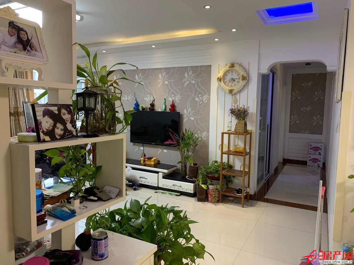 威尼斯一區(qū)送儲藏室精裝修直接可以入住新證配合貸款標準的學區(qū)房