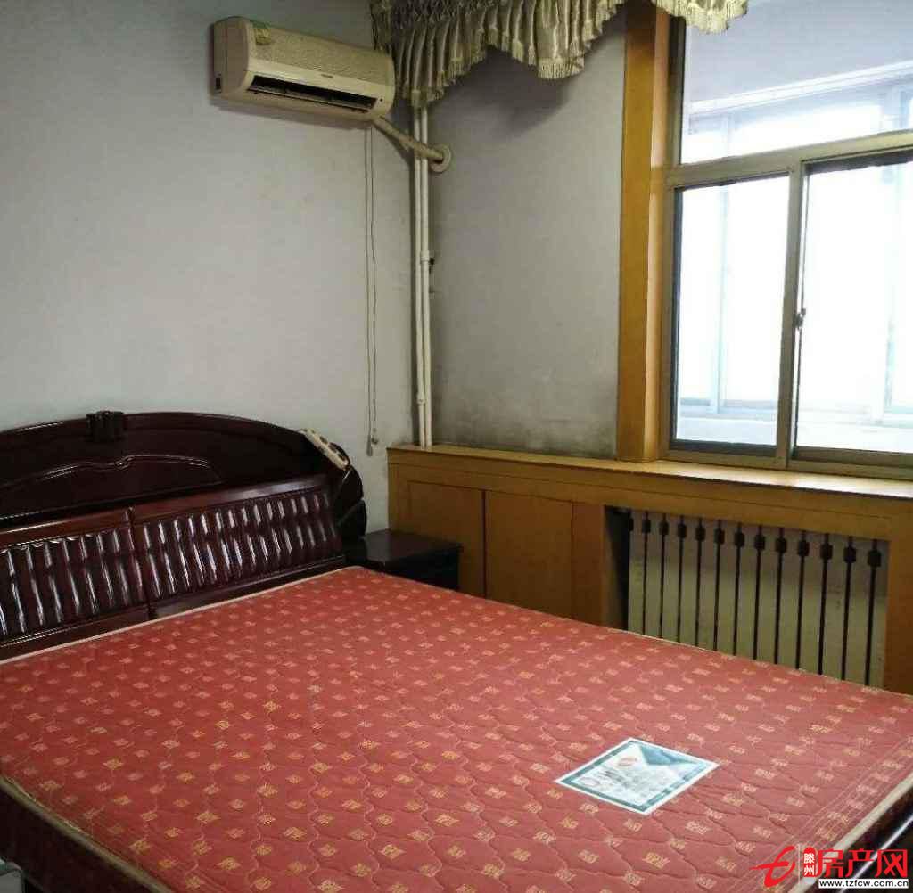 荊河小區(qū)證滿五年簡(jiǎn)單裝修送儲(chǔ)藏室停車方便前后陽(yáng)臺(tái)三室向陽(yáng)