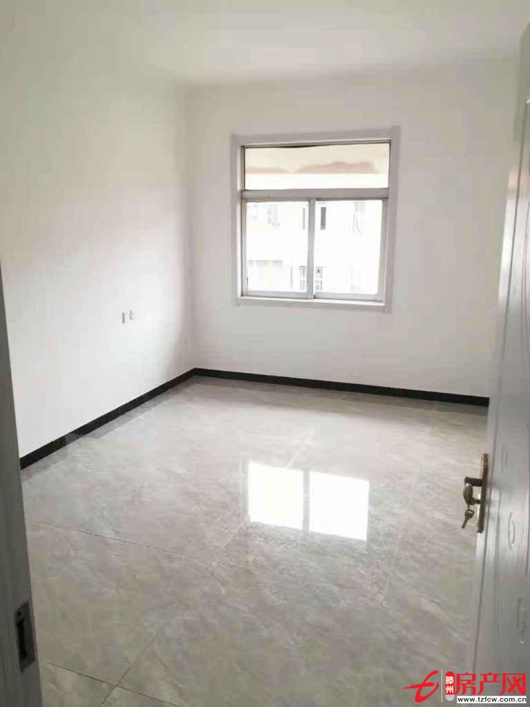 府前小區(qū)三室八十一平五十五萬六送儲藏室精裝修證滿五