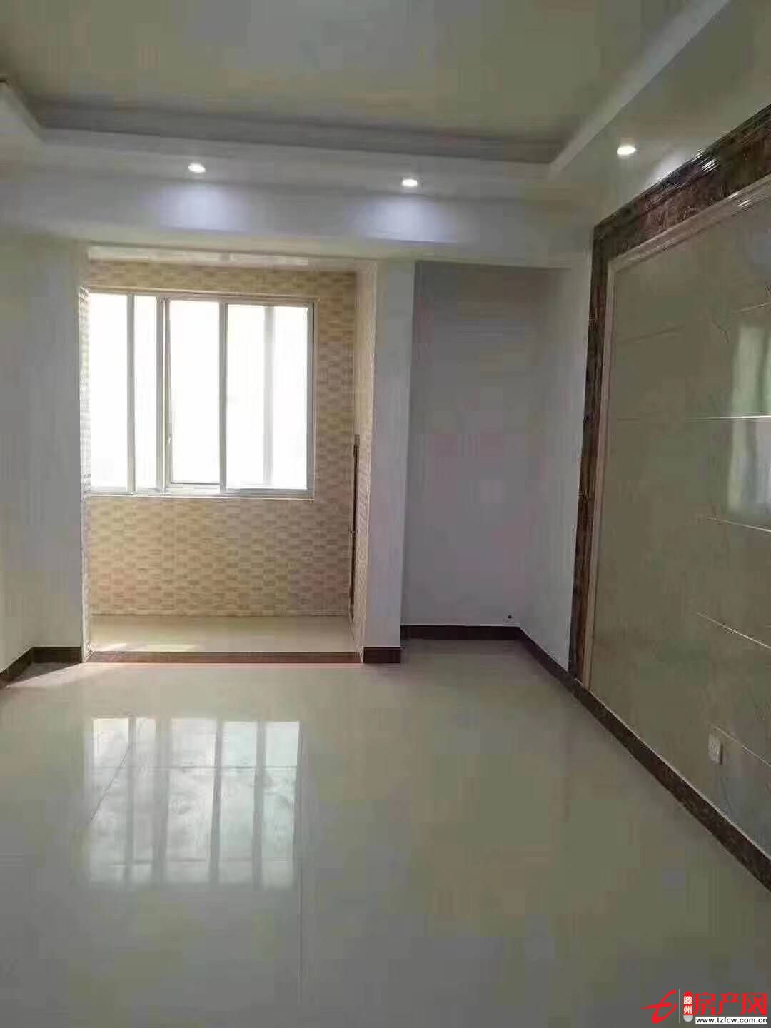 威尼斯一區(qū)，標(biāo)準(zhǔn)小三室，新裝修108平左右，好樓層。