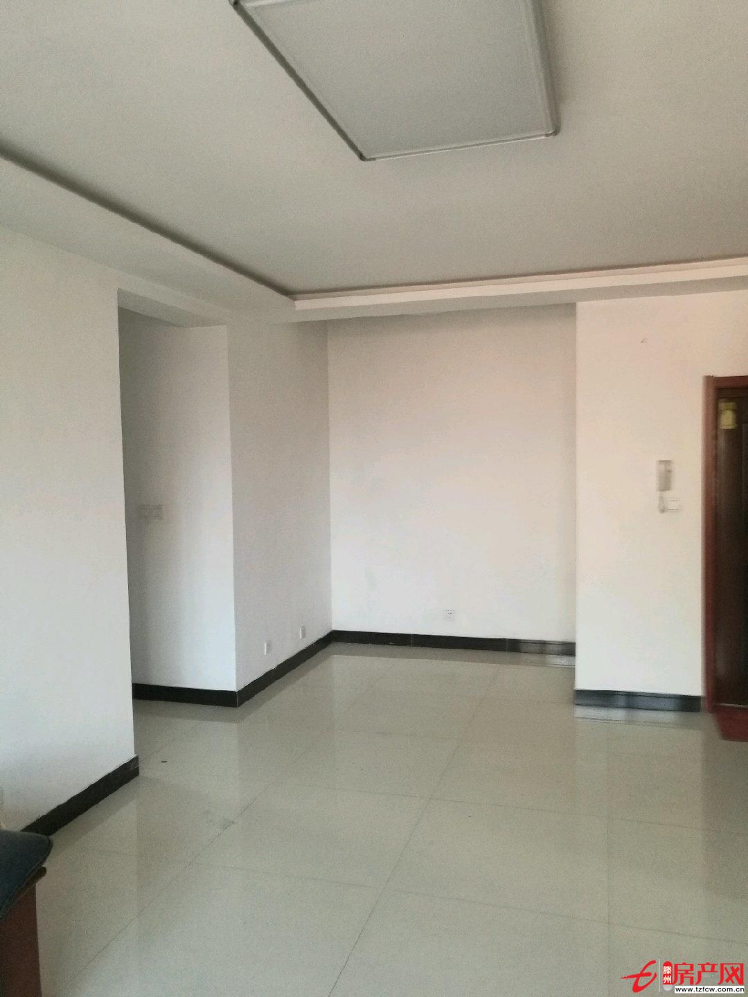 大同天下荊香苑頂樓學(xué)區(qū)房南北通透室內(nèi)光線好交通便利送儲(chǔ)儲(chǔ)室