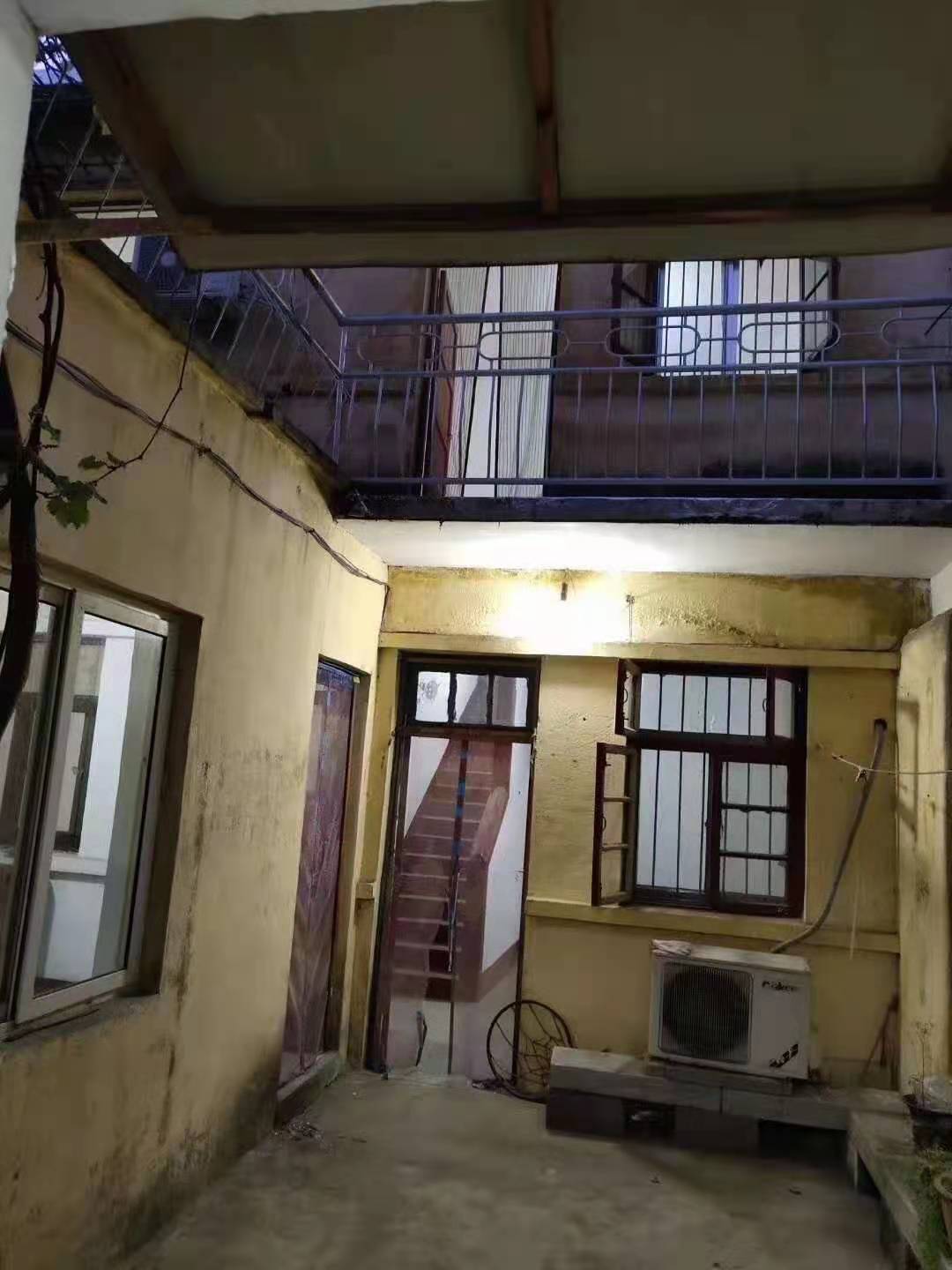 魯水宿舍對(duì)面獨(dú)院上下兩層普通裝修