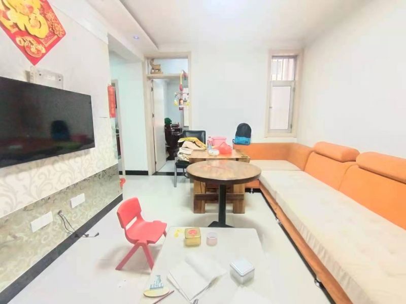 北安居小區(qū)！精裝修!三室！地下室上面一層！證滿5年！