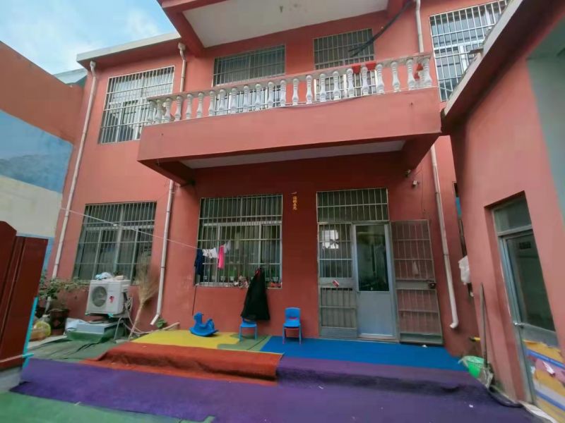 侯莊自建房，學區(qū)房  緊鄰實小永昌路  自住或教學機構(gòu) 普通裝修5室2廳1衛(wèi)238m21100元/月