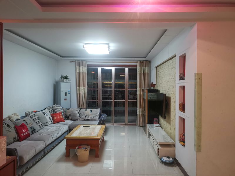 洪緒趙溝社區(qū)好房出售！3室2廳1衛(wèi)62萬元132m2精裝修，帶車庫、儲(chǔ)藏室。