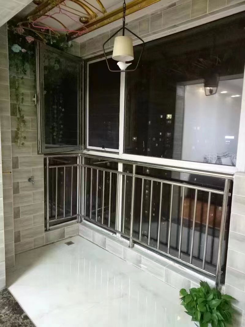 毛坯2室2廳1衛(wèi)90m21700元/月