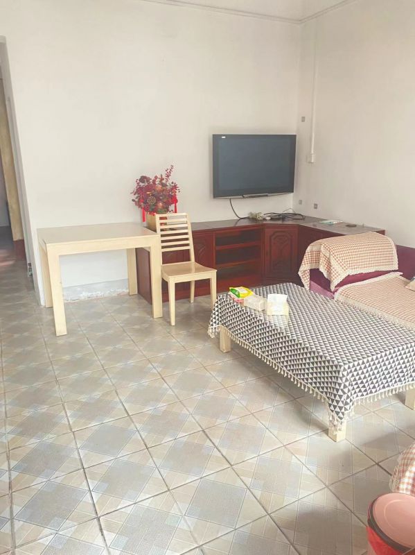 靜雅南小院，地勢優(yōu)越，上學(xué)方便，交通便利，生活方便