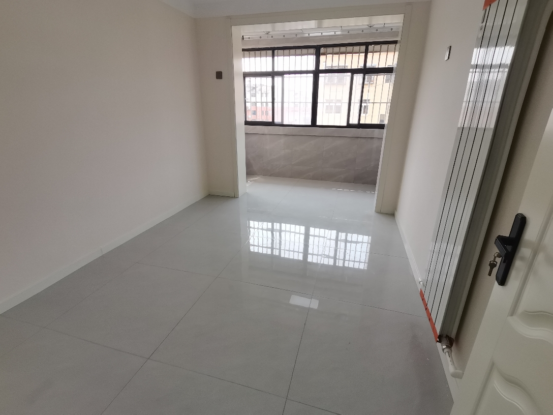 安居小區(qū)  3室2廳1衛(wèi)82m281萬元