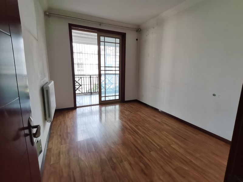 新上！七彩陽(yáng)光城 急售好房，3室2廳2衛(wèi)127m2普通裝修。