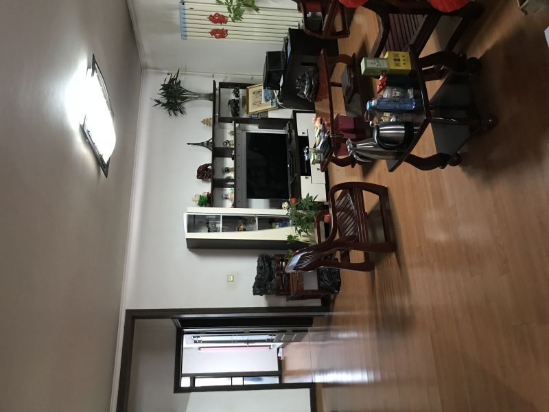 （人民醫(yī)院、老一中附近）精裝修3室2廳1衛(wèi)134m21400元/月（5樓非頂）