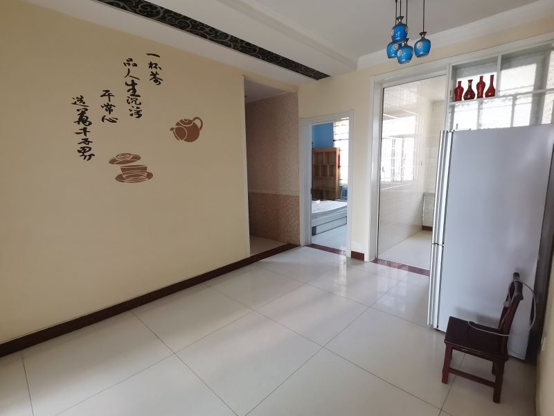 陽光國(guó)際   2室2廳1衛(wèi)105m22200元/月