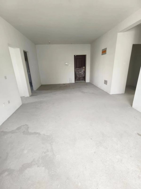 金河灣C區(qū) 毛坯3室2廳1衛(wèi)122m2136萬元