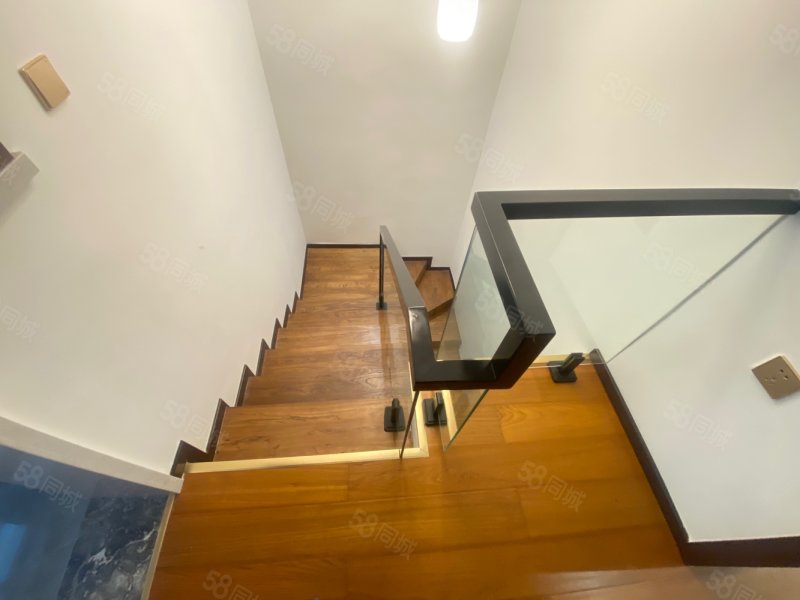 荊河公園西門(mén)斜對(duì)過(guò)2層精美獨(dú)院出租