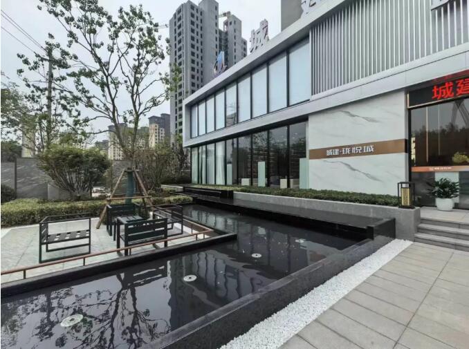 商品房位置佳，毛坯3室2廳2衛(wèi)141m2，免費(fèi)送兩個(gè)車位。已上房，隨時(shí)簽合同辦房證。