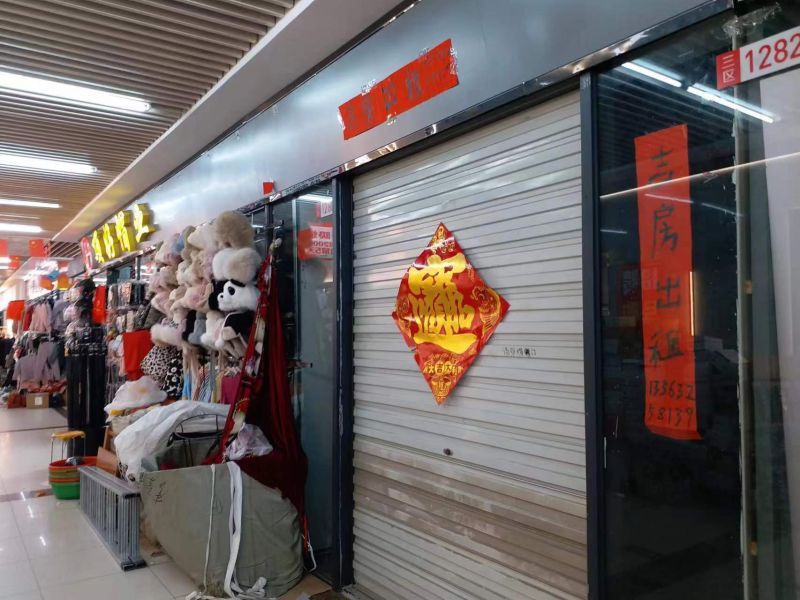 真愛商城一樓針織區(qū)和鞋區(qū)間主街一間位置好，費用低