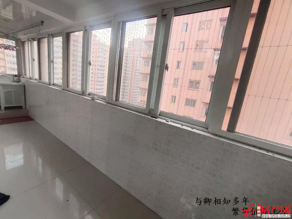 問天三期東區(qū)，靠近東門，精裝修，廚房衛(wèi)生間有窗戶，二個陽臺