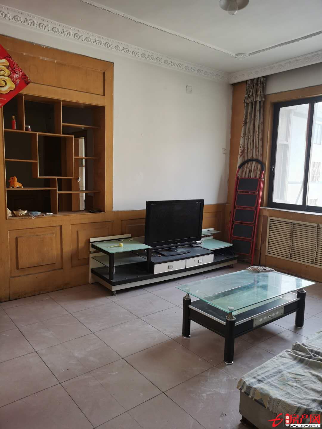 房屋在龍泉廣場(chǎng)對(duì)過，荊河西岸，周圍學(xué)校眾多，小區(qū)寬敞